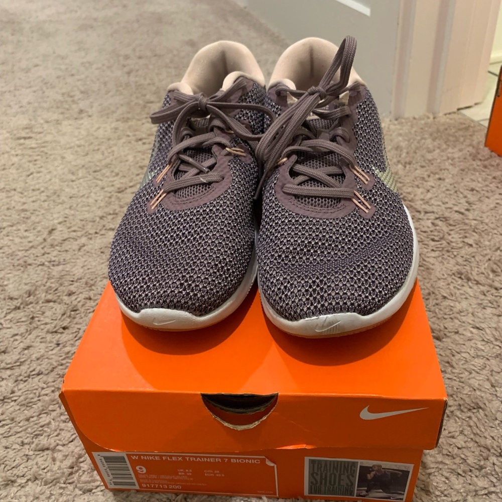 Women’s Nike tennis shoes